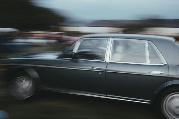 Quels sont les avantages des disques de frein en céramique pour une moto de sport comme la Honda CBR1000RR ?