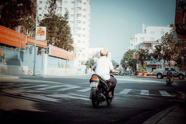 Comment renforcer le cadre d'une moto custom pour des trajets en terrain accidenté ?