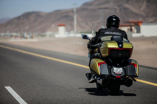 Quels produits sont efficaces pour enlever les traces de calcaire sur les vitres de voiture?